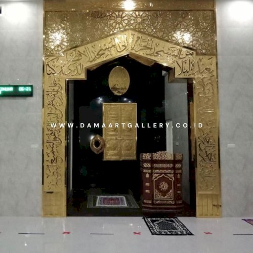 Mihrab Masjid Kuningan Mewah